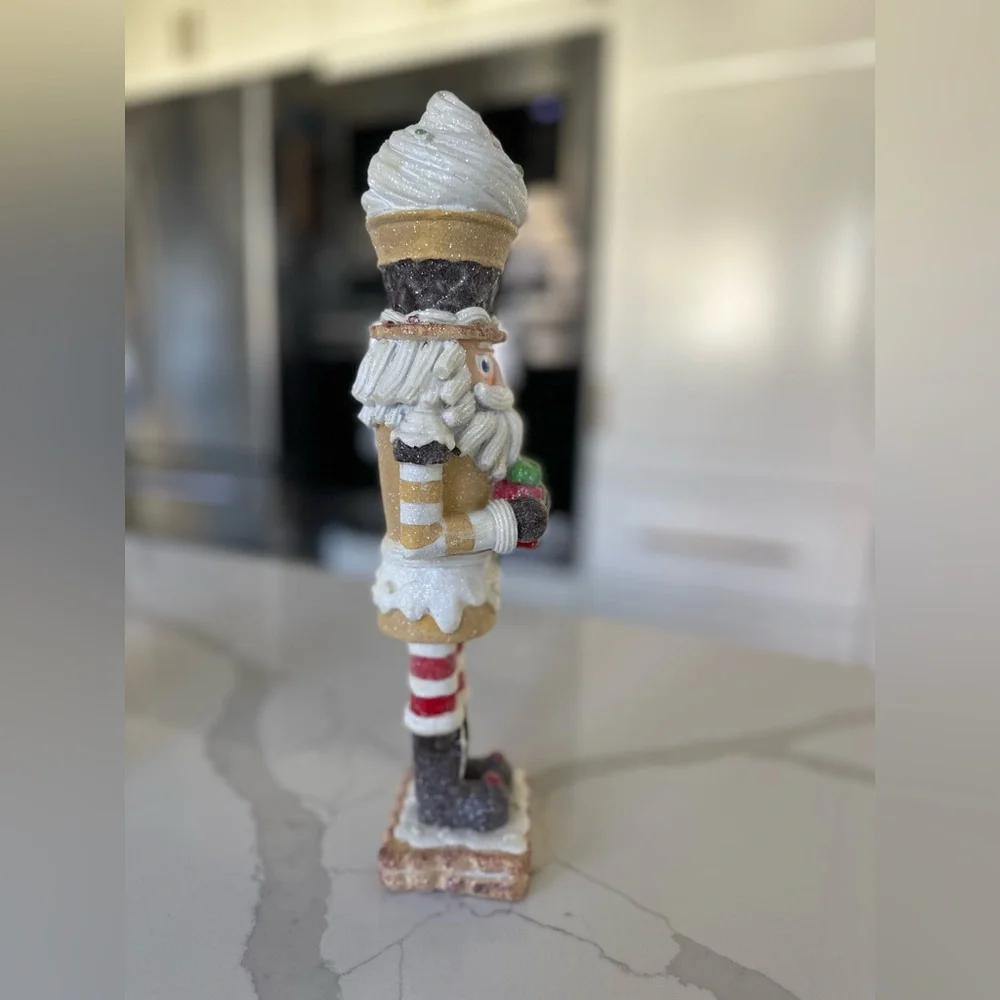 Nutcracker Cupcake Poly